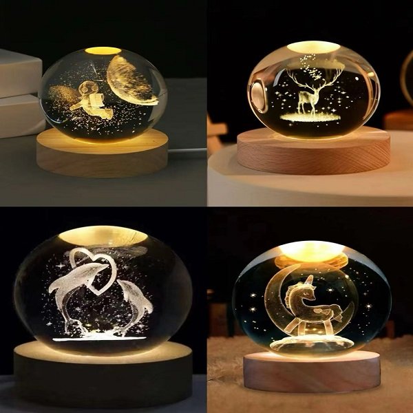 Κρυστάλλινη Μπάλα Φωτιστικό με 3D Σχέδιο & Ξύλινη Βάση 8cm (CL-039)